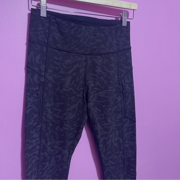 Athleta Leggings‎ Women’s Size Small Black Lynx Rainier Printed Tight Reflective - Picture 9 of 13